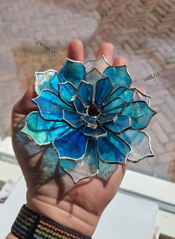 Studio dijkwater lotusbloem 3d iriserend hand 800px 72dpi Studio dijkwater lotusbloem 3d iriserend hand 800px 72dpi