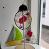 Studio dijkwater tiffany lieveheersbeestje droogbloemen 2 800px 72dpi Handgemaakte glaskunst lieveheersbeestje in Tiffany-techniek met droogbloemen tussen helder glas, zwart gepatineerd op houten voet, Studio Dijkwater Zeeland