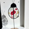 Studio dijkwater tiffany lieveheersbeestje droogbloemen 800px 72dpi Handgemaakte glaskunst lieveheersbeestje in Tiffany-techniek met droogbloemen tussen helder glas, zwart gepatineerd op houten voet, Studio Dijkwater Zeeland