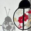 Studio dijkwater tiffany lieveheersbeestje droogbloemen weerspiegeling 800px 72dpi Handgemaakte glaskunst lieveheersbeestje in Tiffany-techniek met droogbloemen tussen helder glas, zwart gepatineerd op houten voet, Studio Dijkwater Zeeland