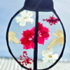Studio dijkwater tiffany lieveheersbeestje droogbloemen zon 800px 72dpi Handgemaakte glaskunst lieveheersbeestje in Tiffany-techniek met droogbloemen tussen helder glas, zwart gepatineerd op houten voet, Studio Dijkwater Zeeland